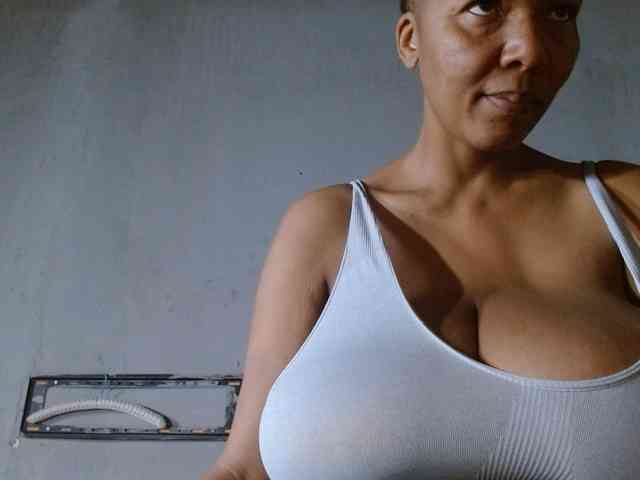 diamondboobs44dddx webcam