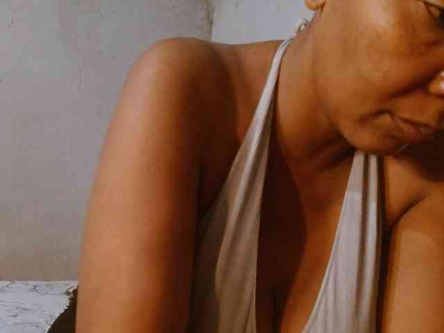 Model: diamondboobs44dddx