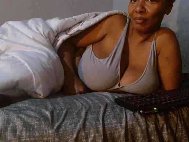 diamondboobs44dddx webcam