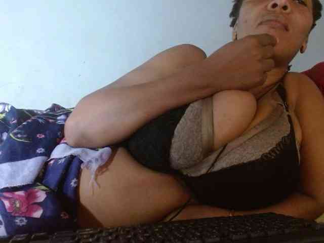 diamondboobs44dddx webcam