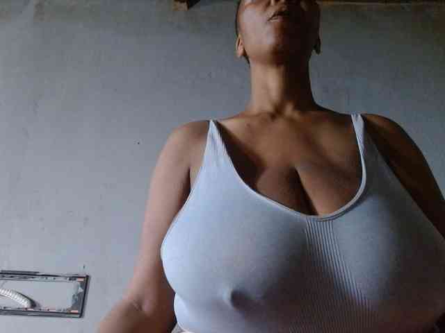 diamondboobs44dddx webcam