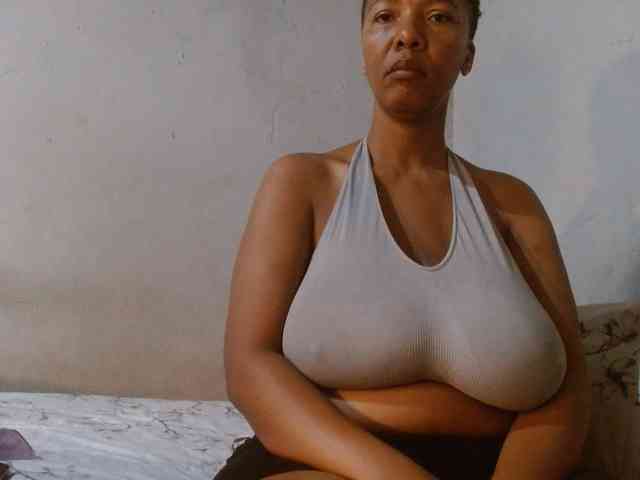 Model: diamondboobs44dddx
