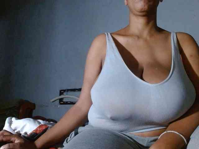 diamondboobs44dddx webcam