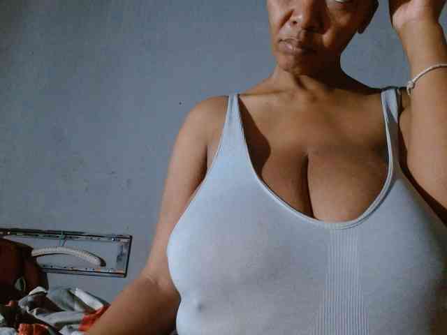 diamondboobs44dddx webcam