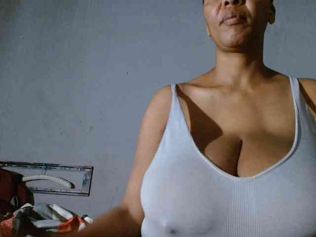 diamondboobs44dddx webcam