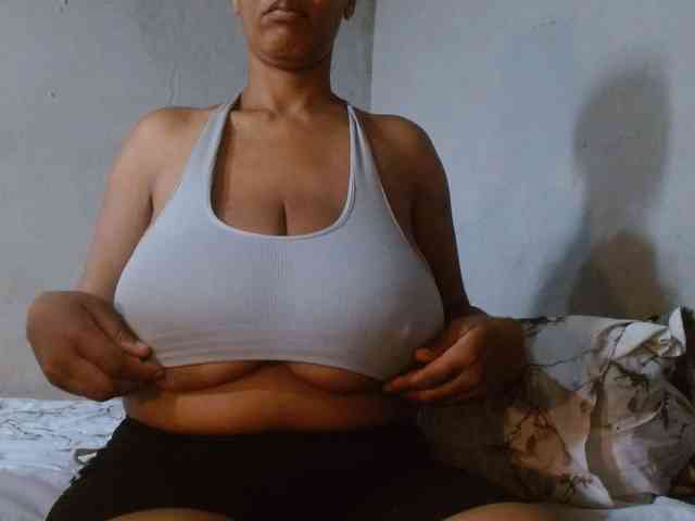 diamondboobs44dddx webcam