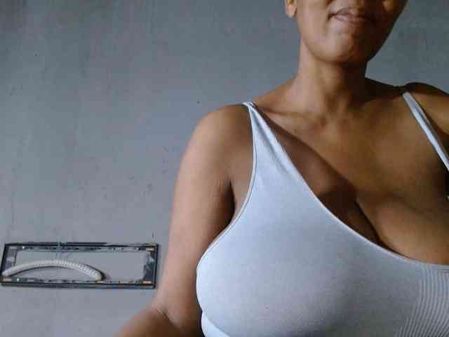 diamondboobs44dddx webcam