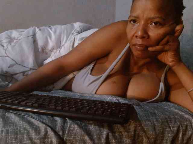 diamondboobs44dddx webcam