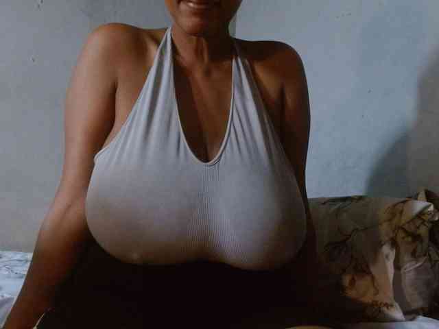 Model: diamondboobs44dddx