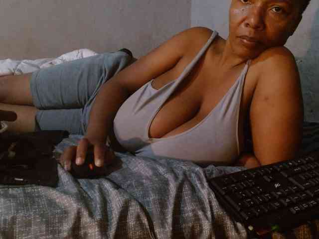 diamondboobs44dddx webcam
