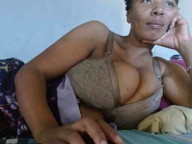 diamondboobs44dddx webcam