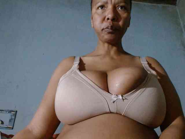 diamondboobs44dddx webcam