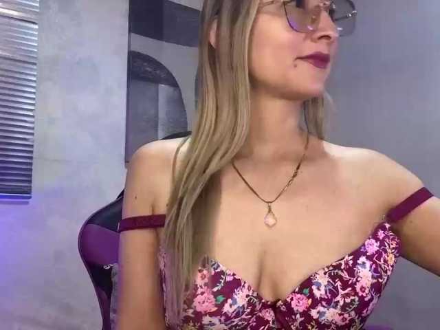 EvelynnMiller live cam on BongaCams