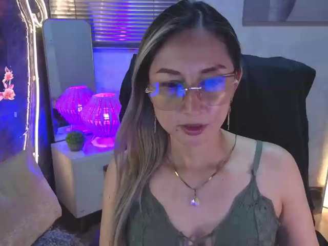 EvelynnMiller live cam on BongaCams