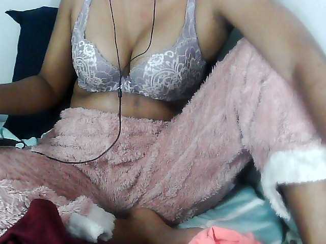 Sarah-myah2 live cam on BongaCams