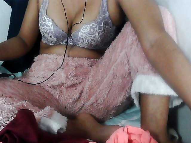 Sarah-myah2 live cam on BongaCams