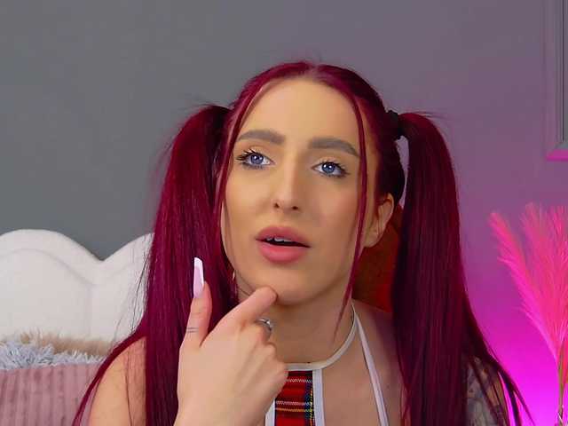 CrystalRed's BongaCams show and profile