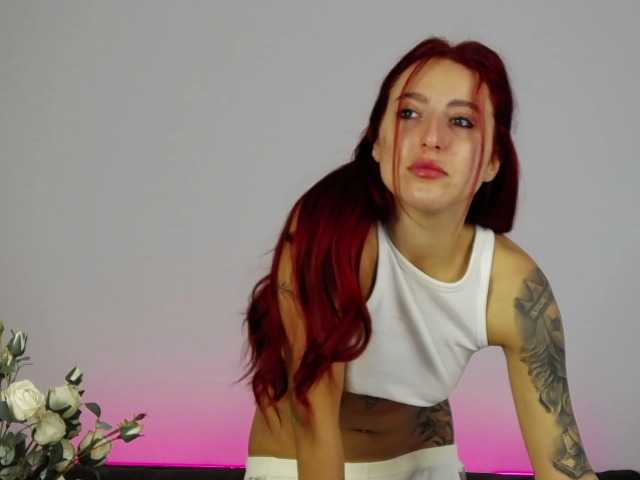 CrystalRed live cam on BongaCams