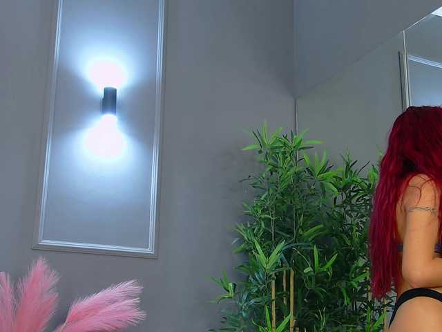 CrystalRed live cam on BongaCams