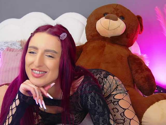 CrystalRed's BongaCams show and profile