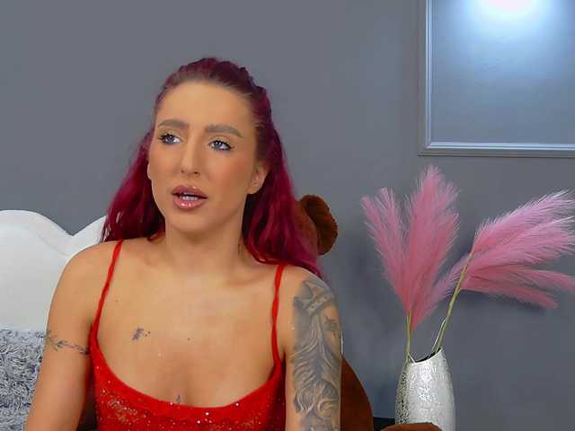 CrystalRed live cam on BongaCams