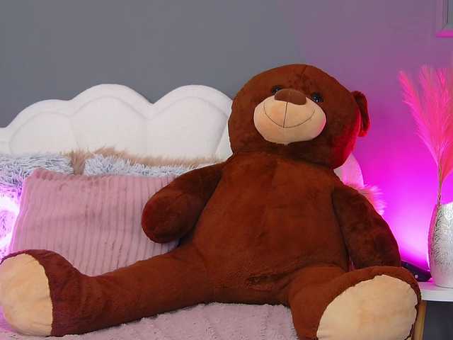 CrystalRed's BongaCams show and profile