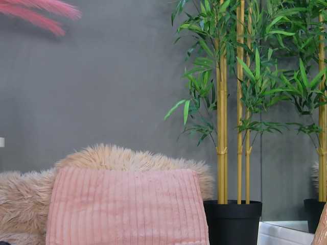 CrystalRed live cam on BongaCams