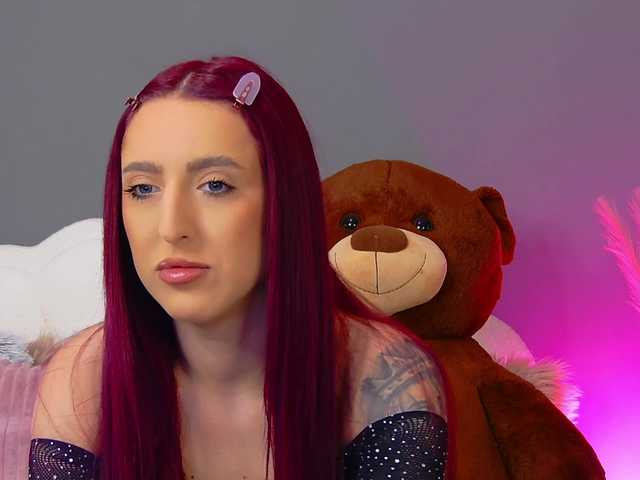 CrystalRed's BongaCams show and profile