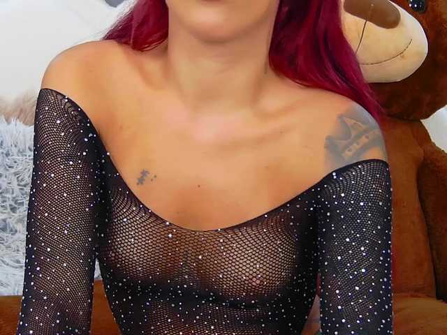 CrystalRed live cam on BongaCams