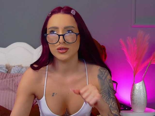 CrystalRed's BongaCams show and profile