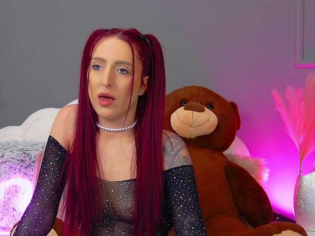 CrystalRed's BongaCams profile