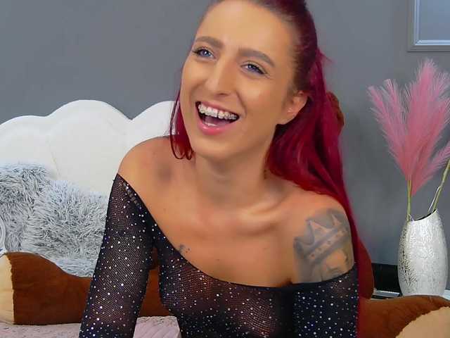 CrystalRed live cam on BongaCams