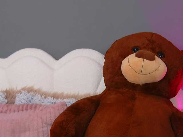 CrystalRed's BongaCams show and profile