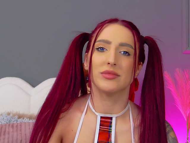 CrystalRed's BongaCams show and profile