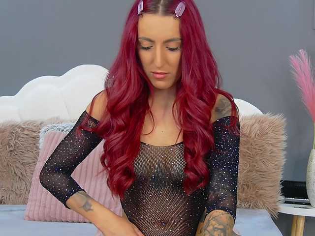 CrystalRed live cam on BongaCams
