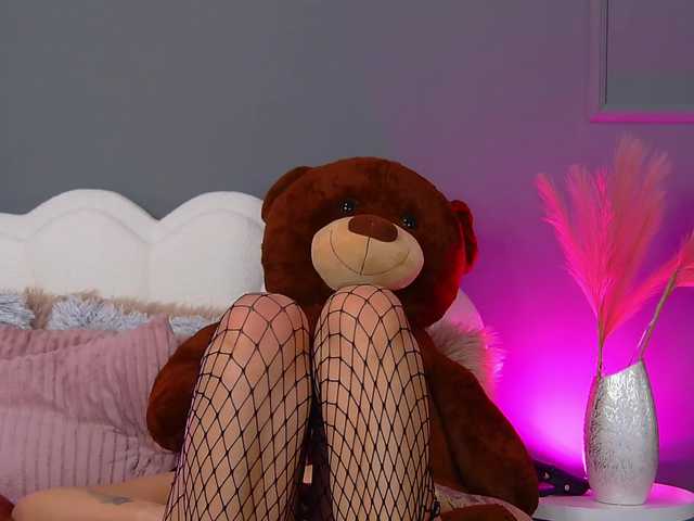 CrystalRed's BongaCams show and profile