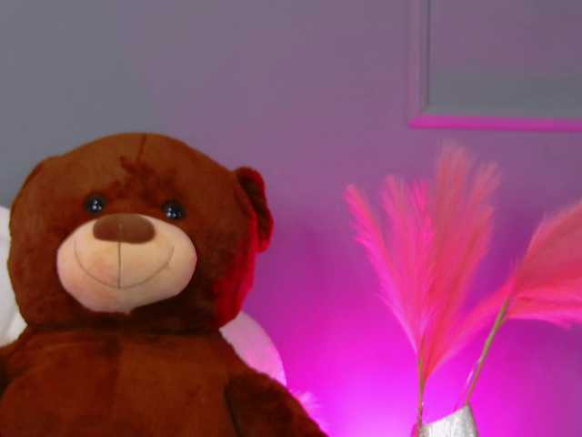 CrystalRed's BongaCams show and profile