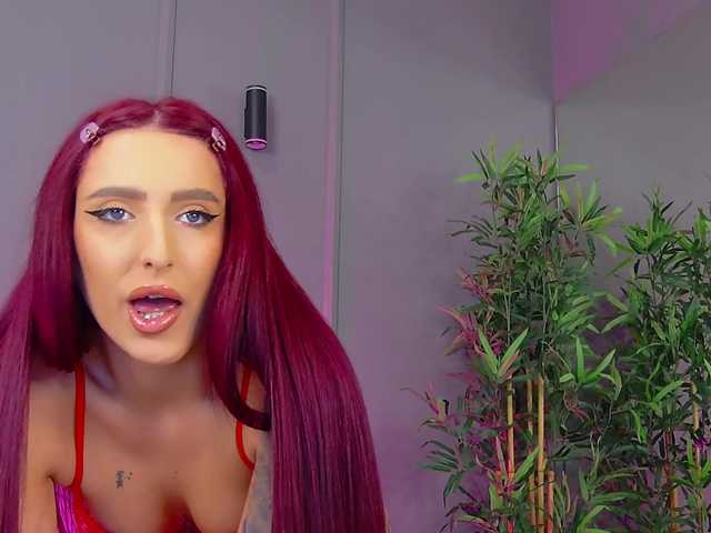 CrystalRed's BongaCams show and profile