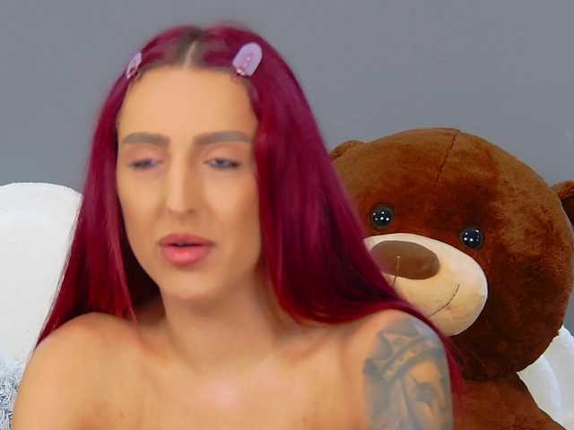 CrystalRed live cam on BongaCams