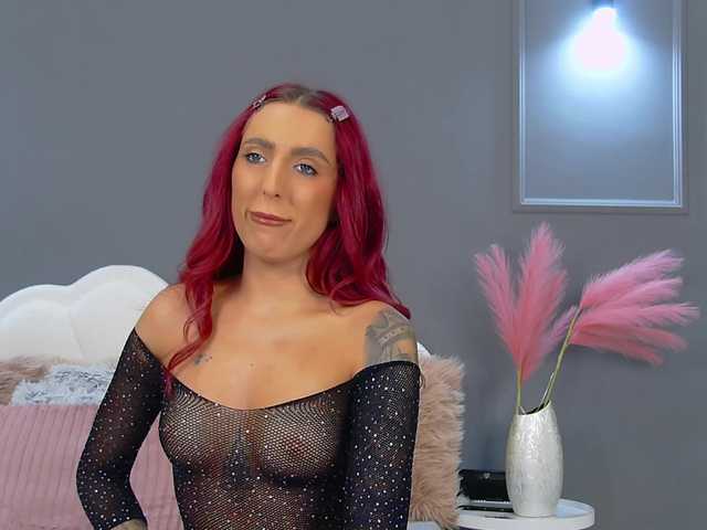 CrystalRed live cam on BongaCams