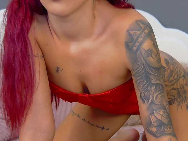 CrystalRed live cam on BongaCams