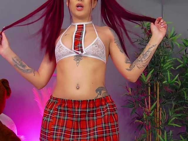 CrystalRed's BongaCams show and profile