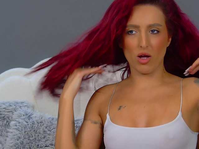 CrystalRed live cam on BongaCams