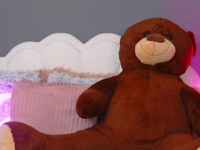 CrystalRed's BongaCams show and profile