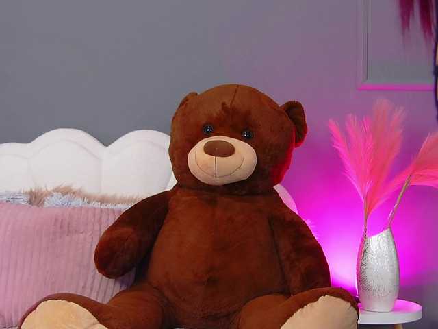 CrystalRed's BongaCams show and profile