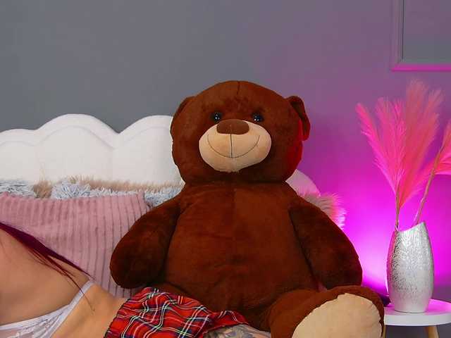 CrystalRed's BongaCams show and profile