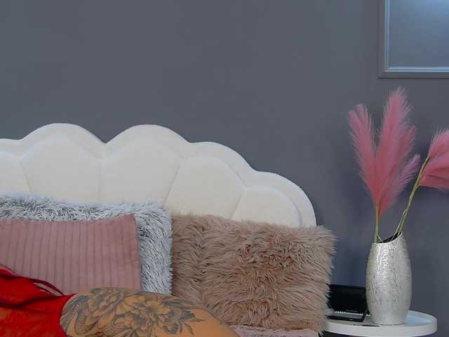 CrystalRed live cam on BongaCams