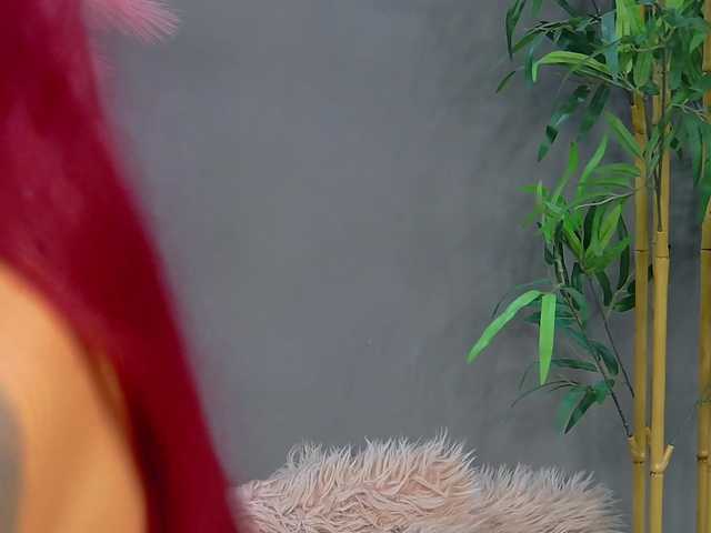 CrystalRed live cam on BongaCams
