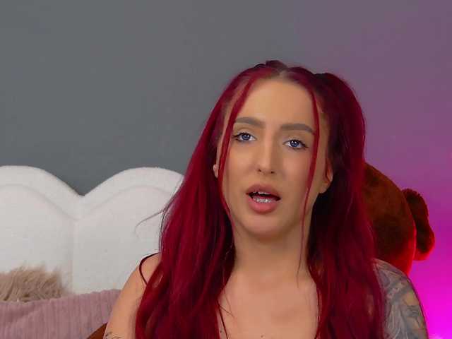 le modèle CrystalRed est en webcam porno dans un show sur le site bongacams, il possède les tags suivants: White/Caucasian,Redhead,Shaved