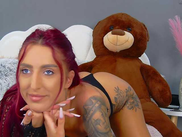 CrystalRed live cam on BongaCams